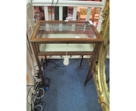 AN EDWARDIAN MAHOGANY AND SATINWOOD CURIO TABLE the rectangular hinged lid with glazed panel and sides raised on square taper
