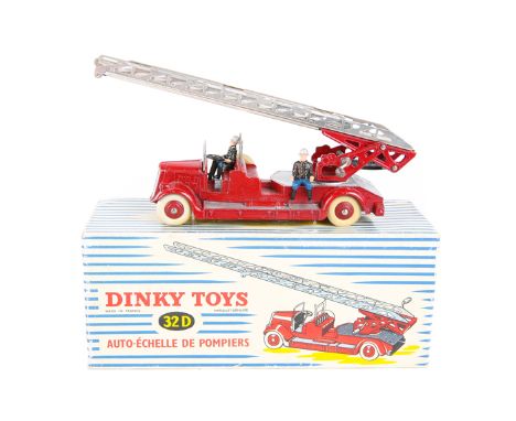 French Dinky Toys Auto-Echelle de Pompiers 32d. A Delahaye turntable ladder escape in red and silver, with two-piece plated l