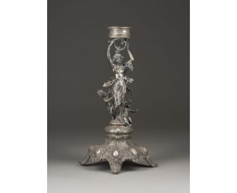 FIGÜRLICHER KERZENHALTER Wohl Deutsch, 20. Jh. Silber. H. 36,6 cm, 1059 g. Die Kartuschen mit Widmung 'Ihrem Freunde Carl Mar
