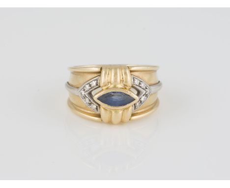 RING Gelbgold, Weißgold. Ringmaß ca. 59, Ges.-Gew. ca. 9,2 g. Geprüft 18 K, italienische Punzierung. Ein navetteförmig geschl