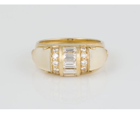 EDELSTEIN-RING Gelbgold. Ringmaß ca. 53. Gest. 750. Ges.-Gew. ca. 7,89 g. Zwei mattierte Quarze im Phantasieschliff. 10 Brill