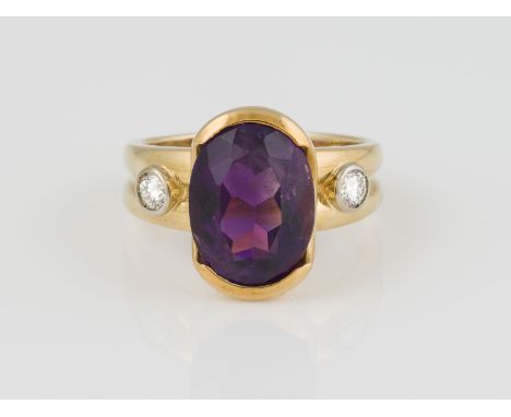 RING Gelbgold, Weißgold. Ringmaß ca. 56, Ges.-Gew. ca. 11 g. Gest. 750, italienische Marke für Provinz Alessandria. Ein oval 