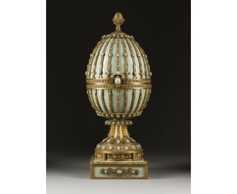 MONUMENTALER TAFELAUFSATZ IN EI-FORM 19. Jh. Keramik, seladonfarben glasiert, Bronze, vergoldet. 60 x 20 x 20 cm. Quadratisch