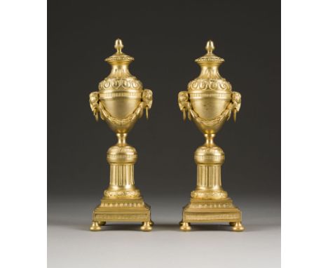 PAAR KLASSIZISTISCHE KERZENLEUCHTER Ende 19. Jh. Bronze, vergoldet. 24 bzw. 21 x 7,5 x 7,5 cm. Auf vier Füßchen quadratische,