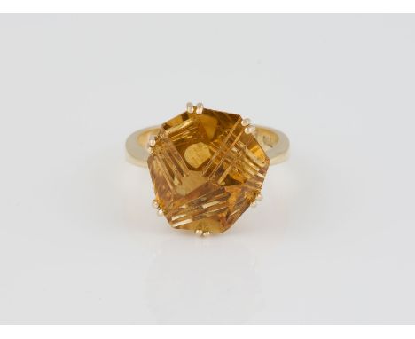 RING Gelbgold. Ringmaß ca. 58, Ges.-Gew. ca. 7,6 g. Gest. 750, Herstellersignet. Ein Citrin im Phantasieschliff, mit kannelli