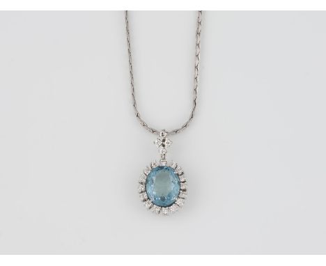 ANHÄNGER MIT KETTE Weißgold. Anhänger L. 2,4 cm Ges.-Gew. ca. 3 g. Geprüft 8 K. Ein oval facettierter Aquamarin, ca. 2,60 ct.