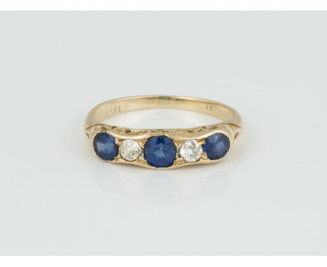 EDELSTEIN-RING Gelbgold. Ringmaß ca. 52. Gest. 18 ct. Ges.-Gew. ca. 2,65 g. Drei facettierte Saphire, zusammen ca. 0,56 ct., 