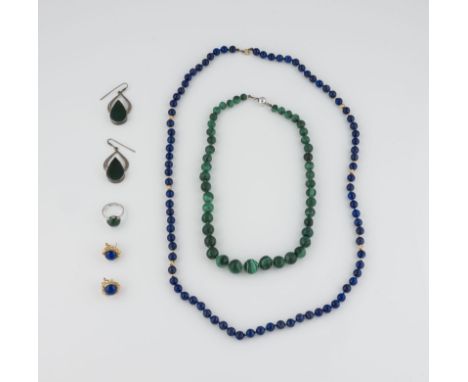 KONVOLUT SCHMUCK 5-tlg. Gelbgold, Silber. Paar Ohrstecker mit Lapislazuli und kleinen Diamanten. L. 1,7 cm, Ges.-Gew. ca. 7,5