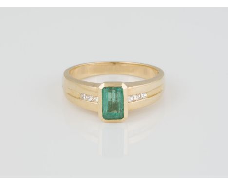 RING Gelbgold. Ringmaß ca. 54, Ges.-Gew. ca. 5,6 g. Gest. 18 K. Ein Smaragd, ca. 0,65 ct., sechs Diamanten im Prinzessschliff