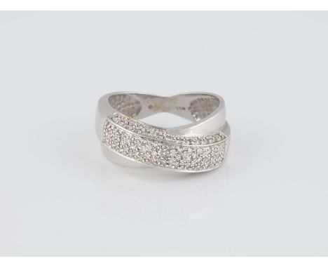 RING Weißgold. Ringmaß ca. 58, Ges.-Gew. ca. 6,2 g. Gest. 750. 73 Diamanten im 8/8-Schliff, zusammen ca. 0,50 ct.