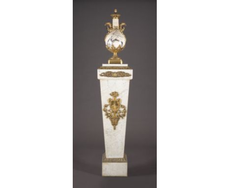 MARMOR SÄULE UND CASSOLETTE IM LOUIS XVI-STIL Frankreich, 19./20. Jh. Marmor und feuervergoldete Bronze. Säule H. 112, B. 32,