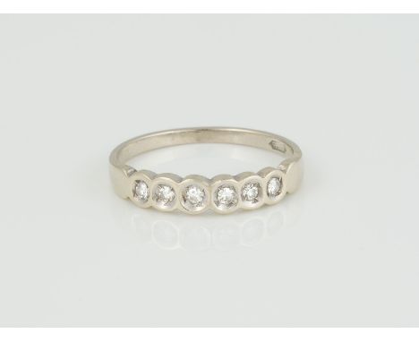 RING Weißgold. Ringmaß ca. 56, Ges.-Gew. ca. 2 g. Gest. 585. Sechs Diamanten im 8/8-Schliff, zusammen ca. 0,12 ct.