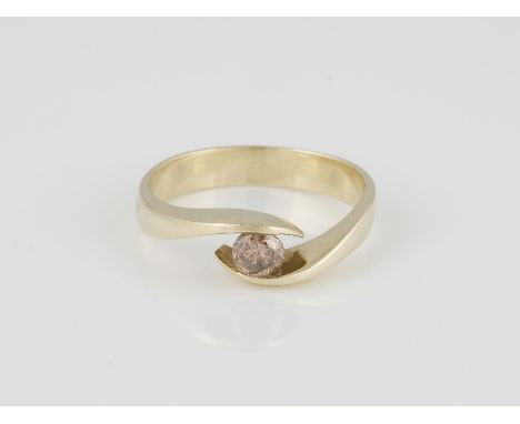 RING Gelbgold. Ringmaß ca. 65,5, Ges.-Gew. ca. 6 g. Gest. 585, Caratangabe des Diamanten gemarkt. Ein Brillant, ca. 0,50 ct.,