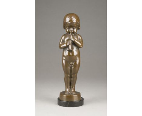 HANS HARDES1875 - ? (Wohl)KLARINETTE SPIELENDER KNABE Bronze, dunkel patiniert, auf runder Plinthe und Marmorsockel (H. 4 cm)