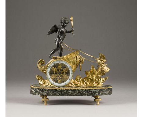 KLASSIZISTISCHE TISCHUHR MIT AMOR IM PRUNKWAGEN Frankreich, 1. H. 19. Jh. Schwarzer Marmor, Bronze, vergoldet, Email, Glas. 2