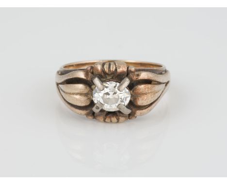 RING Gelbgold, Rotgold, Weißgold. Ringmaß ca. 62, Ges.-Gew. ca. 7,8 g. Gest. 585, gemarkt 'Handarbeit'. Ein oval facettierter