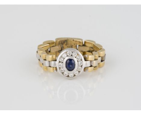 KETTEN-RING Gelbgold, Weißgold. Ringmaß ca. 60,5, Ges.-Gew. ca. 7,2 g. Gest. 18 K. Ein oval facettierter Saphir, ca. 0,25 ct.