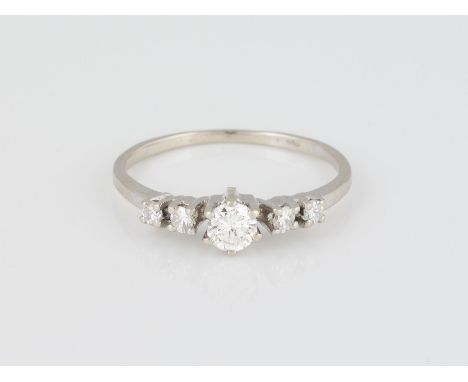 RING Weißgold. Ringmaß ca. 57, Ges.-Gew. ca. 1,9 g. Gest. 585. Ein Brillant, ca. 0,25 ct., vier Brillanten, zusammen ca. 0,12