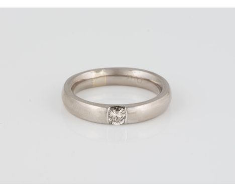 RING Weißgold. Ringmaß ca. 57, Ges.-Gew. ca. 8,7 g. Gest. 750. Ein Brillant, D. ca. 4,09 mm, Höhe nicht messbar. Best. Schien