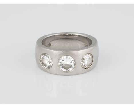 RING Platin. Ringmaß ca. 49,5, Ges.-Gew. ca. 16,4 g. Gest. Platin 950, Herstellersignet 'Hofacker'. Drei Brillanten, zusammen