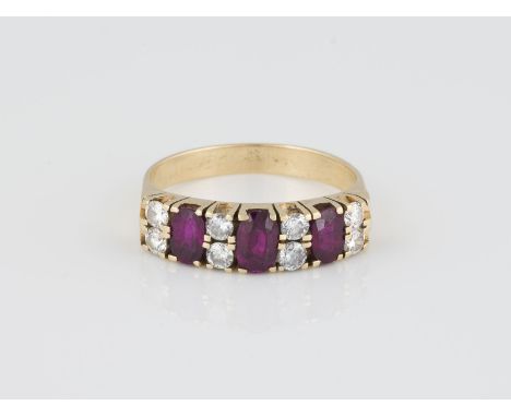RING Gelbgold. Ringmaß ca. 55, Ges.-Gew. ca. 3,6 g. Geprüft 14 K, Caratangaben der Steine geritzt. Drei oval facettierte Rubi