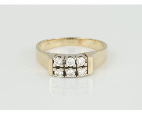 RING Gelbgold, Weißgold. Ringmaß ca. 58,5, Ges.-Gew. ca. 5,4 g. Gest. 585. Sechs Brillanten, zusammen ca. 0,30 ct.