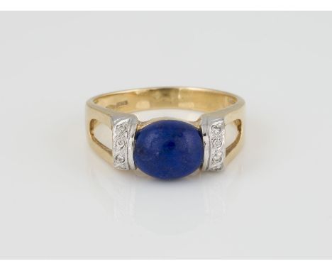 RING Gelbgold, Weißgold. Ringmaß ca. 60,5, Ges.-Gew. ca. 5,4 g. Gest. 750. Ein ovaler Lapislazuli-Cabochon, ca. 9,1 x 7,9 x 4