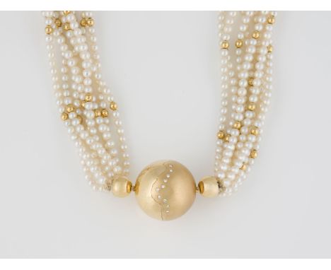COLLIER MIT KUGELSCHLIESSE 2-tlg. Gelbgold. Kugel: D. 24,6 mm, Ges.-Gew. ca. 14,7 g. Gest. 750. Halbseitig satinierte Kugelsc