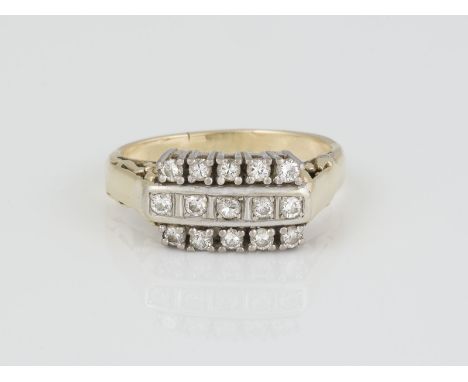 RING Gelbgold, Weißgold. Ringmaß ca. 63, Ges.-Gew. ca. 4,6 g. Geprüft 14 K. 15 Brillanten, zusammen ca. 0,50 ct. Part. besch.