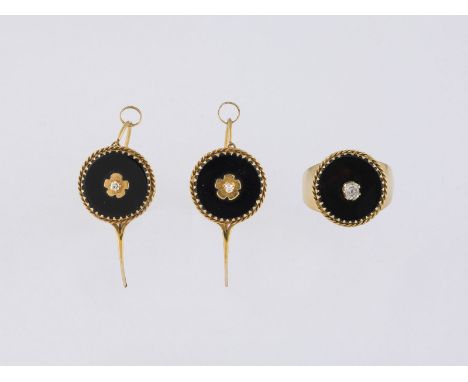 SCHMUCK-SET 2-tlg. Gelbgold. 1) Ringmaß ca. 58, Ges.-Gew. ca. 5,2 g. Geprüft 18 K. Ein Diamant im Altschliff, ca. 0,15 ct. On