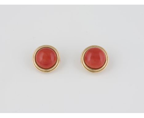 PAAR OHRCLIPS Gelbgold. D. 1,8 cm, Ges.-Gew. ca. 12,7 g. Geprüft 14 K. Jeweils ein runder Korall-Cabochon, D. ca. 12,7 mm, ve