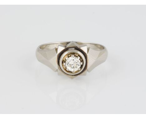 RING Gelbgold, Weißgold. Ringmaß ca. 63, Ges.-Gew. ca. 7,3 g. Gest. 750. Ein Diamant im Altschliff, ca. 0,4 ct. Besch.