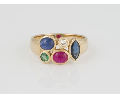 RING Gelbgold. Ringmaß ca. 53, Ges.-Gew. ca. 4 g. Gest. 585. Zwei Saphire im Cabochon- und Navetteschliff, zusammen ca. 0,70 