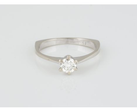 RING Weißgold. Ringmaß ca. 60, Ges.-Gew. ca. 3,1 g. Gest. 585, Herstellersignet. Ein Brillant, ca. 0,45 ct.  Provenienz: Juwe