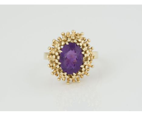 RING Gelbgold. Ringmaß ca. 57, Ges.-Gew. ca. 6,4 g. Gest. 585. Ein oval facettierter Amethyst, ca. 2,60 ct.