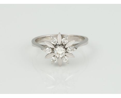 RING Weißgold. Ringmaß ca. 53, Ges.-Gew. ca. 3,3 g. Geprüft 18 K. Sieben Brillanten, zusammen ca. 0,32 ct. Besch.