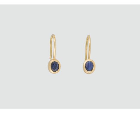 PAAR OHRHÄNGER Gelbgold. L. 1,8 cm, Ges.-Gew. ca. 2,1 g. Geprüft 18 K. Jeweils ein oval facettierter Saphir, zusammen ca. 0,3