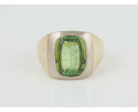 RING Gelbgold, Weißgold. Ringmaß ca. 60, Ges.-Gew. ca. 10,4 g. Gest. 585, Herstellersignet. Ein Peridot, ca. 4,30 ct., Stein 