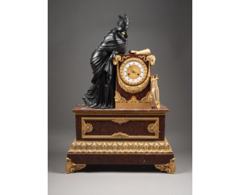 MONUMENTALE FIGURENPENDULE MIT DER MUSE ERATO Frankreich, 19. Jh. Roter Marmor, Bronze und Metallguss, part. vergoldet, part.