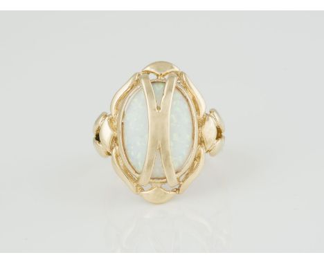 RING Gelbgold. Ringmaß ca. 65,5, Ges.-Gew. ca. 10,3 g. Gest. 585. Ein ovaler Opal-Cabochon, ca. 17,5 x 12,5 x 3,8 mm.