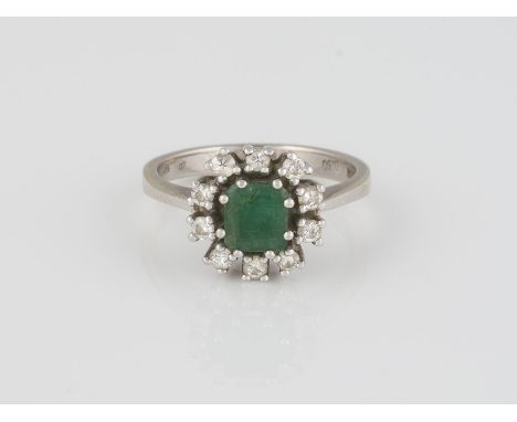 RING Weißgold. Ringmaß ca. 51, Ges.-Gew. ca. 3,5 g. Gest. 585. Ein Smaragd, ca. 0,50 ct., 10 Brillanten, zusammen ca. 0,30 ct