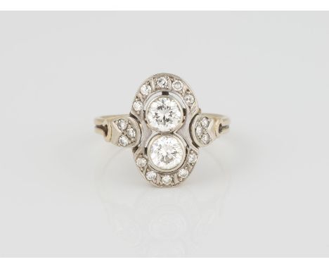 RING Gelbgold. Ringmaß ca. 54, Ges.-Gew. ca. 4,2 g. Gest. 585. Zwei Diamanten im Altschliff, zusammen ca. 0,80 ct., 16 Diaman