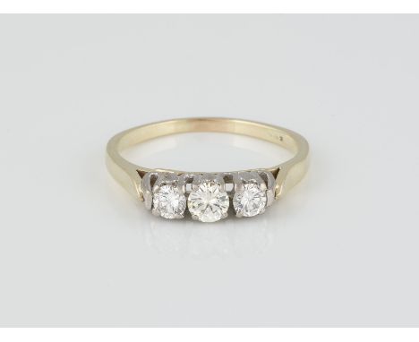 RING Gelbgold, Weißgold. Ringmaß ca. 58, Ges.-Gew. ca. 3,4 g. Geprüft 14 K. Drei Brillanten, zusammen ca. 0,55 ct.  Provenien
