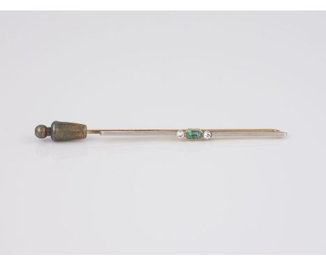 NADEL Gelbgold, wohl Platin. L. Oberteil 5,3 cm, Ges.-Gew. ca. 1,9 g. Gold geprüft 14 K. Ein Smaragd, ca. 3,9 x 2,5 mm, Höhe 