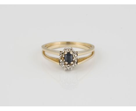 RING Gelbgold, Weißgold. Ringmaß ca. 56, Ges.-Gew. ca. 4,0 g. Gest. 14 K. Wendering mit einem oval facettierter Saphir und ei