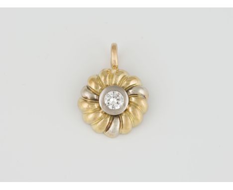 ANHÄNGER Gelbgold, Weißgold. L. 3,2 cm, Ges.-Gew. ca. 13,0 g. Geprüft 18 K. Ein Brillant, D. ca. 6,38 mm, Höhe nicht messbar.