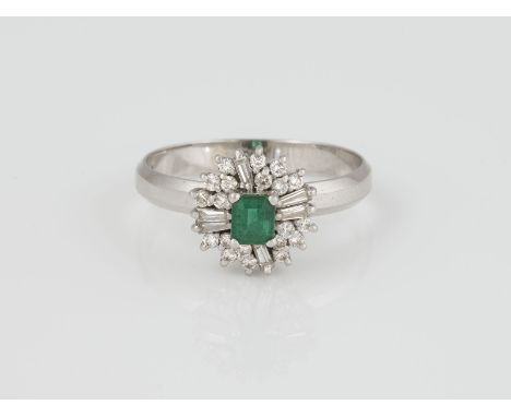 RING Platin. Ringmaß ca. 58, Ges.-Gew. ca. 4,7 g. Gest. Pt. 900, Caratangaben der Steine gemarkt. Ein Smaragd, ca. 0,29 ct., 