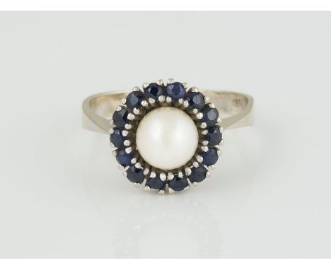 RING Gelbgold, Weißgold. Ringmaß ca. 59, Ges.-Gew. ca. 4,2 g. Gest. 590. Eine Perle, D. ca. 7 mm, 14 rund facettierte Saphire