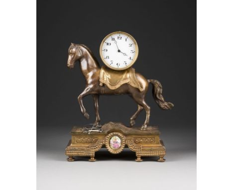 TISCHUHR MIT SCHREITENDEM PFERD Deutsch, Ende 19. Jh. Bronze, Email, Glas, Stahl. 31 x 23,5 x 12,5 cm. Reich ornamentierter S