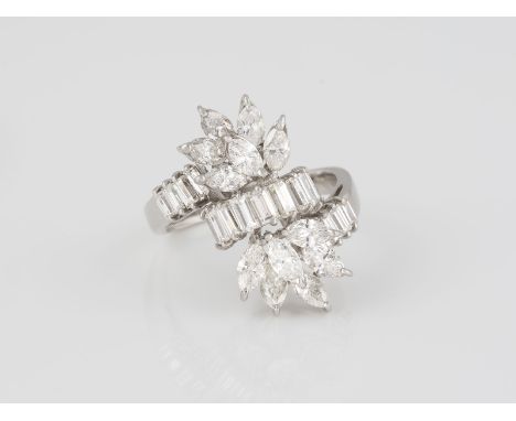 DIAMANT-RING Weißgold. Ringmaß 60,5. Gest. 18 K. Ges.-Gew. ca. 9,36 g. 17 Diamanten im Baguette-Schliff, zusammen ca. 1,16 ct
